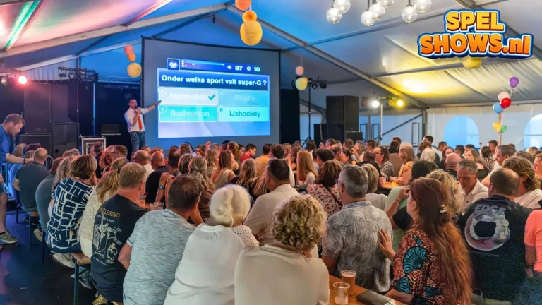 Quizmaster tijdens een pubquiz met publiek