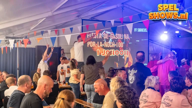 Publiek geniet van een Hollandse muziekquiz